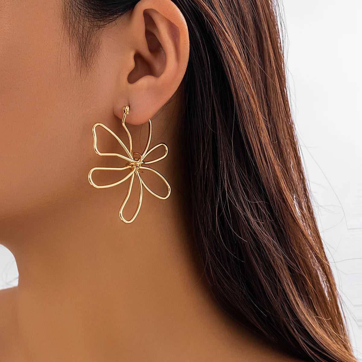 Vintage Gold Color Metal Hollow out Big Flower Stud Earrings for Women Simple Geometric Earrings Party Gift 2023 New